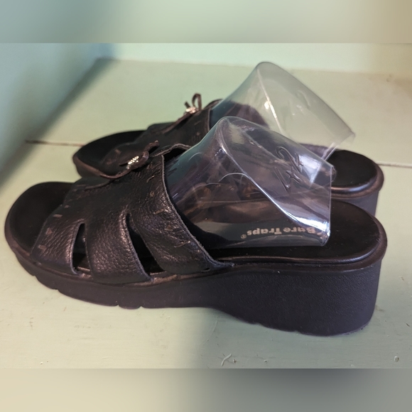 Bare Traps, Chunky Sole Black Leather Slip Sandals, Size 9.5 M - Picture 3 of 8